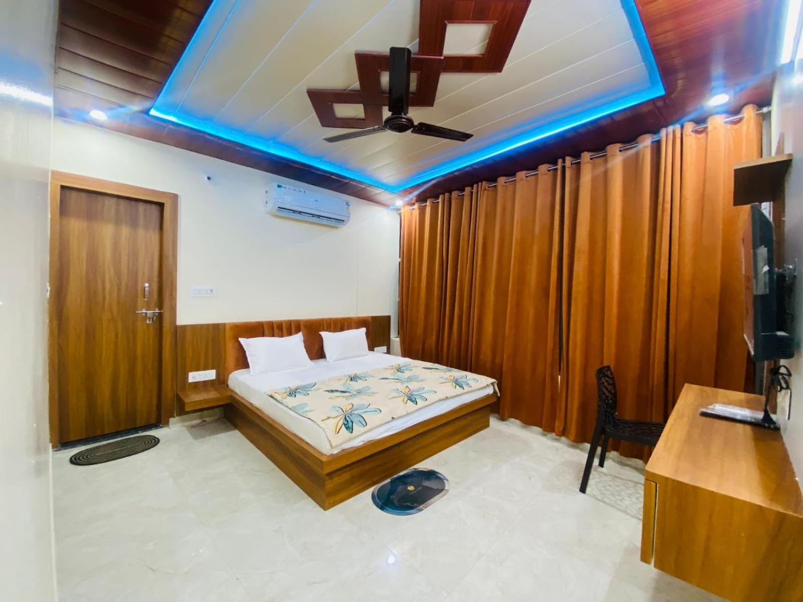 The Raman Palace- A Budget Hotel Mathura Exterior foto